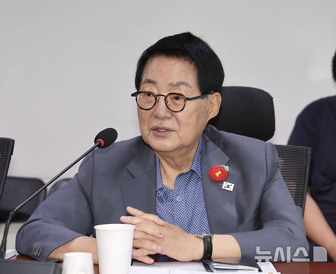 [서울=뉴시스] 김명년 기자 = 박지원 더불어민주당 의원이 10일 오전 서울 여의도 국회 의원회관에서 열린 '농산물 유통시장의 진단과 대응방안 모색 : 농업혁신포럼 전문가 초청 강연'에서 발언하고 있다  2025.07.10. kmn@newsis.com