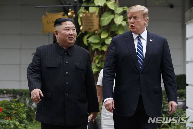 [하노이=AP/뉴시스] 김정은 북한 국무위원장과 도널드 트럼프 미국 대통령과 2019년 2월 28일(현지시간) 하노이 메트로폴 호텔에서의 단독 회담을 마치고 회담장 주변을 거닐며 얘기하고 있다. 2025.07.29.