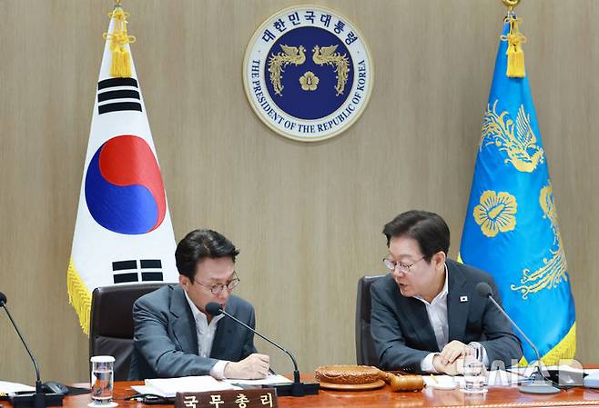 [서울=뉴시스] 최동준 기자 = 이재명 대통령이 29일 서울 용산 대통령실 청사에서 열린 국무회의에서 김민석 국무총리와 대화하고 있다. (대통령실통신사진기자단) 2025.07.29. photocdj@newsis.com