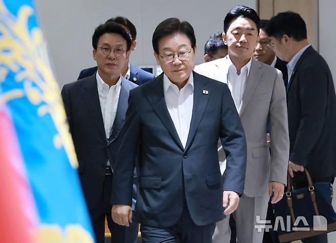 [서울=뉴시스] 최동준 기자 = 이재명 대통령이 29일 서울 용산 대통령실 청사에서 열린 국무회의에 입장하고 있다. (대통령실통신사진기자단) 2025.07.29. photocdj@newsis.com