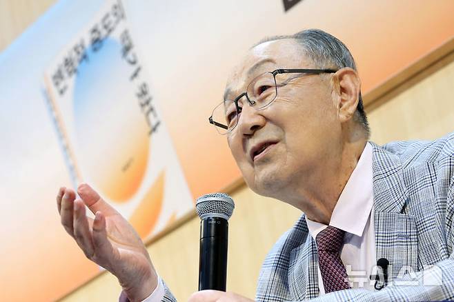 [서울=뉴시스] 박진희 기자 = 백낙청 서울대 명예교수가 29일 서울 서울 마포구 창비서교사옥에서 신간 '변혁적 중도의 때가 왔다' 출간 기념 기자간담회를 하고 있다. 2025.07.29. pak7130@newsis.com