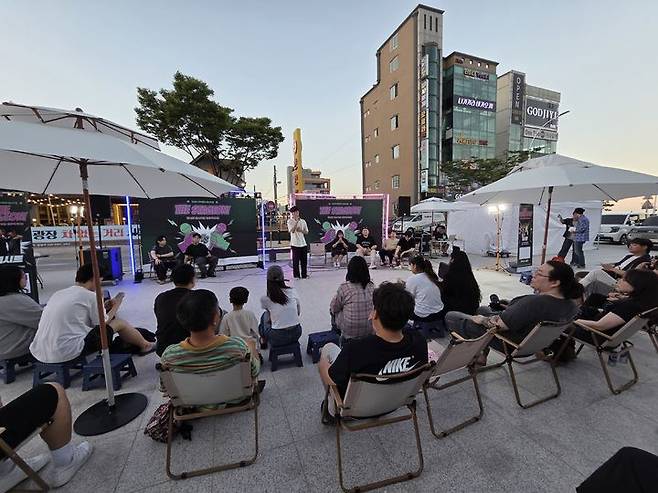 [울산=뉴시스] 박수지 기자 = 지난 28일 오후 울산 동구 일산청년광장에서 진행된 일삶힐링 버스킹 공연 '더 스테이지 온(THE STAGE ON)'. (사진=동구 제공) 2025.07.29. photo@newsis.com *재판매 및 DB 금지