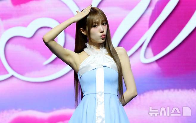 [서울=뉴시스] 김혜진 기자 = 가수 최예나가 29일 오후 서울 용산구 블루스퀘어에서 열린 네 번째 미니앨범 'Blooming Wings' 발매 기념 쇼케이스에서 포즈를 취하고 있다. 2025.07.29. jini@newsis.com