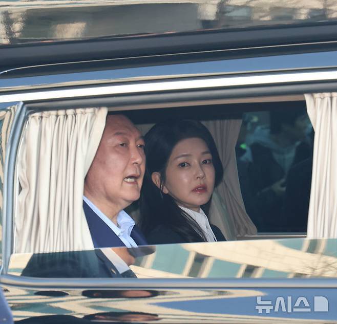 [서울=뉴시스] 황준선 기자 = 윤석열 전 대통령과 김건희 여사가 헌법재판소 파면 결정 후 일주일 만인 11일 오후 서울 용산구 한남동 대통령 관저를 떠나고 있다. (공동취재) 2025.04.11. photo@newsis.com *재판매 및 DB 금지