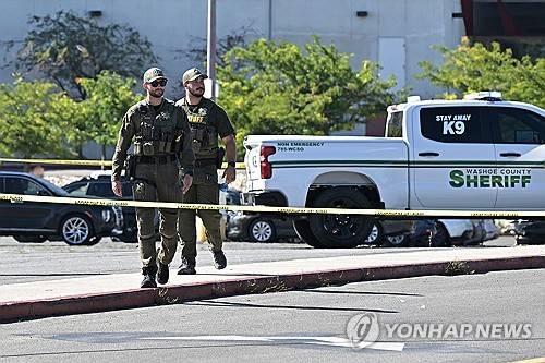28일 총격이 발생한 네바다주 리노의 한 리조트 앞에서 경계하는 경찰들 [AP=연합뉴스 제공]