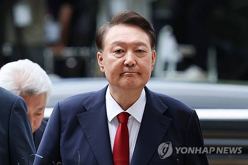 윤석열 전 대통령 (서울=연합뉴스) 12·3 비상계엄과 관련해 특검의 수사를 받는 윤석열 전 대통령이 9일 서울 서초구 서울중앙지법에서 열린 영장실질심사에 취재진의 질문을 받으며 출석하고 있다. 2025.7.9 [사진공동취재단] photo@yna.co.kr