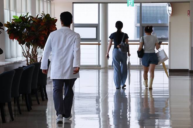 서울 시내 한 대형병원에서 의료관계자가 이동하고 있다. 연합뉴스