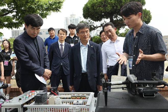 천창수 울산교육감이 울산공업고등학교에서 열린 2025 직업교육 체험 한마당에서 교사의 설명을 듣고 있다. 울산광역시교육청 제공