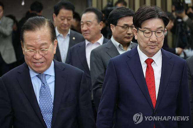 (서울=연합뉴스) 박동주 기자 = 국민의힘 권영세 비상대책위원장과 권성동 원내대표가 8일 서울 여의도 국회에서 열린 의원총회에 참석하고 있다. 2025.5.8 pdj6635@yna.co.kr 연합뉴스
