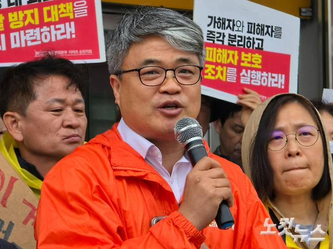 김석 순천YMCA 사무총장이 지난 4월 순천지역 한 기자회견에서 발언하고 있다. 고영호 기자