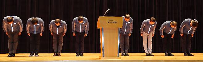 포스코이앤씨 정희민 대표이사가 29일 인천 송도 본사에서 연이은 현장 사망사고와 관련한 담화문 발표에 앞서 관계자들과 사과 인사하고 있다. 연합뉴스