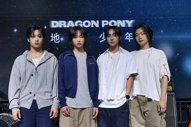 신인 밴드 드래곤포니가 첫 디지털 싱글 '지구소년' 발매 기념 쇼케이스를 29일 오후 2시 서울 서대문구 예스24 원더로크홀에서 열었다. 안테나 제공