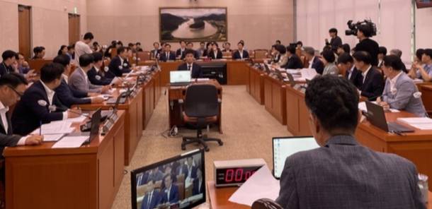 국회 농림축산식품해양수산위원회가 29일 전체회의를 열고 ‘양곡관리법 개정안’ ‘농수산물 유통 및 가격안정에 관한 법률 개정안’ 등을 의결하고 있다.