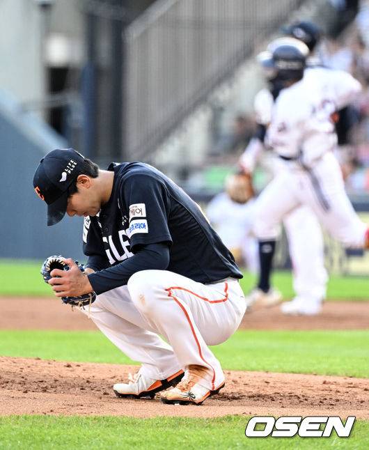 [OSEN=잠실, 조은정 기자]23일 오후 서울 잠실야구장에서 2025 신한 SOL Bank KBO리그 두산 베어스와 한화 이글스의 경기가 열렸다.이날 두산은 최민석, 한화는 황준서를 선발로 내세웠다.1회말 2사 두산 박준순에게 홈런을 허용한 한화 선발 황준서가 아쉬워하고 있다. 2025.07.23 /cej@osen.co.kr
