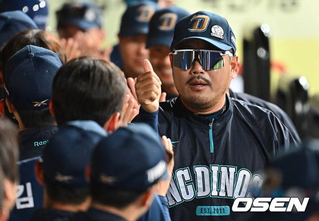 [OSEN=대구, 이석우 기자] 7일 대구삼성라이온즈파크에서 2025 신한 SOL 뱅크 KBO 리그 삼성 라이온즈와 NC 다이노스의 경기가 열렸다. 홈팀 삼성은 레예스가, 방문팀 NC는 신민혁이 선발 출전했다. NC 다이노스 이호준 감독이 삼성 라이온즈에 11-7로 승리한 후 코치들과 하이파이브를 하고 있다. 2025.06.07 / foto0307@osen.co.kr