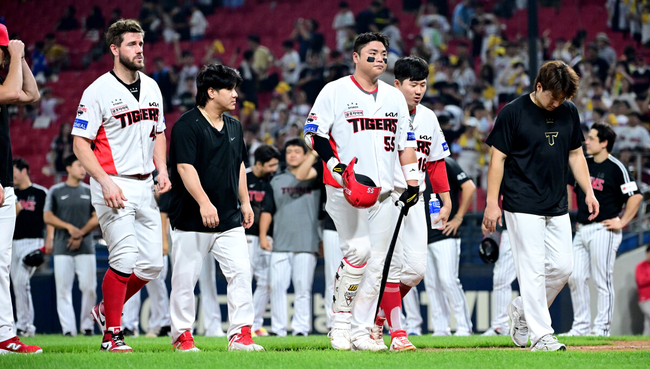 KIA 선수들이 경기를 마치고 더그아웃으로 철수하고 있다./OSEN DB