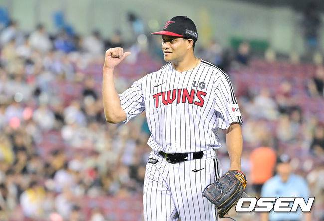 [OSEN=잠실, 박준형 기자]  29일 오후 서울 잠실구장에서 ‘2025 신한 SOL BANK KBO리그’ LG 트윈스와 KT 위즈의 경기가 진행됐다.이날 경기에서 LG는 치리노스를, KT는 오원석을 선발투수로 내세웠다.   5회초 이닝종료 후 치리노스가 주먹을 쥐며 기뻐하고 있다.  2025.07.29 / soul1014@osen.co.kr