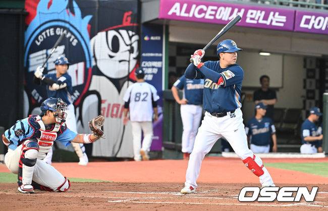 [OSEN=부산, 이석우 기자] 29일 부산 사직야구장에서 2025 신한 SOL 뱅크 KBO 리그 롯데 자이언츠와 NC 다이노스의 경기가 열렸다. 홈팀 롯데는 박세웅이, 방문팀 NC는 로건이 선발 출전했다.NC 다이노스 이우성이 2회초 첫 타석에 나서고 있다. 2025.07.29 / foto0307@osen.co.kr