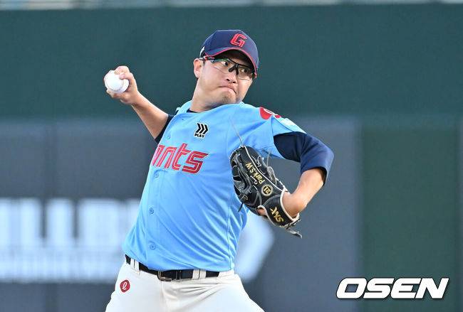 [OSEN=부산, 이석우 기자] 29일 부산 사직야구장에서 2025 신한 SOL 뱅크 KBO 리그 롯데 자이언츠와 NC 다이노스의 경기가 열렸다. 홈팀 롯데는 박세웅이, 방문팀 NC는 로건이 선발 출전했다.롯데 자이언츠 선발 투수 박세웅이 역투하고 있다. 2025.07.29 / foto0307@osen.co.kr