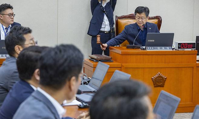 국회환경노동위원회 안호영 위원장이 28일 윤석열 전 대통령이 거부권(재의요구권)을 행사했던 '노란봉투법'(노조법 2·3조 개정안)을 처리하고 있다. 이날 노조법 2·3조 개정안은 이날 소위를 통과한 뒤 환노위 전체회의에서 국민의힘 의원들이 퇴장한 가운데 처리됐다. 연합뉴스