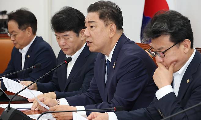 김병기 더불어민주당 대표 직무대행 겸 원내대표가 29일 오전 서울 여의도 국회에서 열린 원내대책회의에서 발언하고 있다. 뉴스1