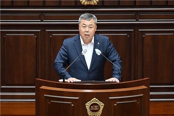 부산시의회 박진수 의원이 29일 본회의 5분 자유발언을 통해 학교 체험학습 사고에 대한 부산교육청의 관리 허술을 지적하고 있다. 부산시의회 제공&nbsp;