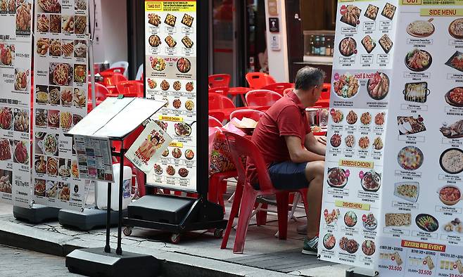 국민 1인당 기본 15만원을 지급하는 민생회복 소비쿠폰 1차 신청 사흘째였던 지난 24일 서울 시내 한 음식점의 모습. 연합뉴스