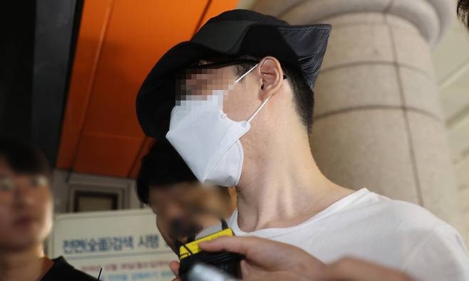 이웃 주민에게 일본도를 휘둘러 숨지게 한 혐의로 경찰에 긴급 체포된 백모씨가 구속 전 피의자 심문(영장실질심사)을 받기 위해 2024년 8월 1일 서울 마포구 서울서부지법으로 들어서고 있다. 연합뉴스
