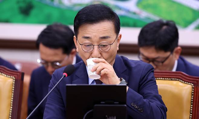 김윤덕 국토교통부 장관 후보자가 29일 서울 여의도 국회 국토교통위원회에서 열린 인사청문회에서 의원 질의를 들으며 물을 마시고 있다. 허정호 선임기자