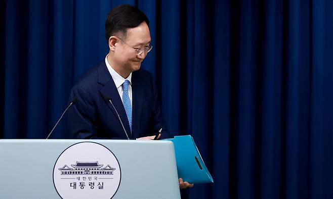 붕욱 대통령실 민정수석이 지난 24일 서울 용산 대통령실 청사에서 강훈식 대통령비서실장 브리핑 뒤 취재진과 질의응답을 마치며 브리핑실을 나서고 있다. 연합뉴스