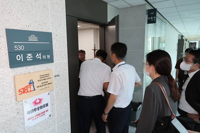 이준석 의원실 압수수색 - 김건희 여사 관련 각종 의혹을 수사하는 민중기 특별검사팀 관계자들이 이준석 개혁신당 대표에 대한 압수수색을 진행하기 위해 28일 국회 의원회관 이준석 의원실로 들어가고 있다. 이 대표는 윤석열 전 대통령 부부의 공천 개입 의혹이 불거진 2022년 6월 지방선거 및 재보궐선거 당시 국민의힘 당대표였다. 연합뉴스