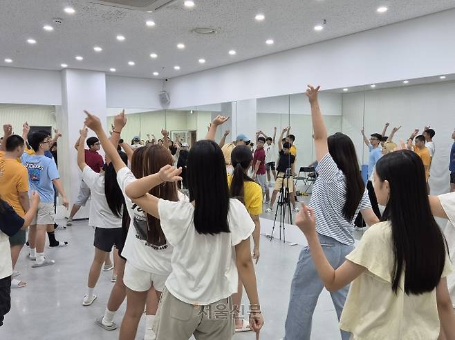 28일 서울 마포구에 있는 한 댄스 학원에서 한국에 놀러 온 베트남 학생들이 18도로 맞춘 에어컨 바람을 쐬며 가수 제니의 춤을 배우고 있다. 김우진 기자