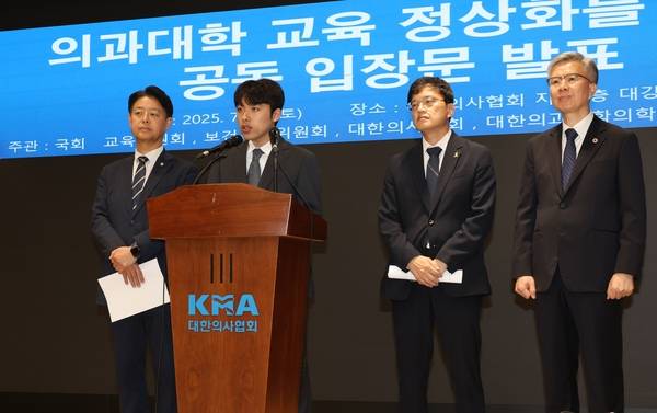 의대생 8000명 복귀를 위한 학사 일정 조정, 의사 국가시험 추가 시행 등이 확정됐다. 사진은 지난 12일 서울 용산구 대한의사협회에서 복귀 관련 입장문을 발표하는 이선우 대한의과대학·의학전문대학원학생협회 비대위원장. 왼쪽부터 김영호 국회 교육위원장, 이선우 비대위원장, 박주민 국회 보건복지위원장, 김택우 대한의사협회장.
