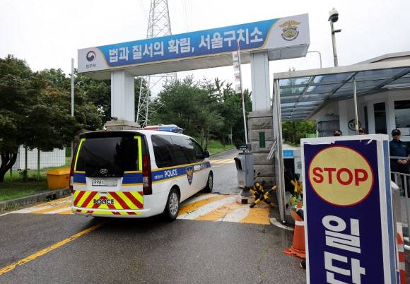 15일 경기도 의왕시 서울구치소에서 경찰 차량이 구치소로 향하고 있다. 2025.7.15 연합뉴스