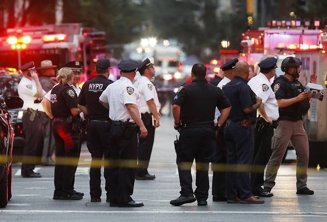사건 후 뉴욕 경찰과 구급대원들이 사건 주위에 모여있다. UPI 연합뉴스