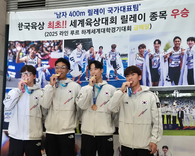 한국 남자 육상 400m 계주 대표팀이 29일 인천국제공항 1터미널 입구장에서 열린 귀국 환영식에서 금메달을 깨물며 포즈를 취하고 있다. (왼쪽부터) 서민준, 나마디 조엘진, 이재성, 김정윤. 영종도 박성국 기자