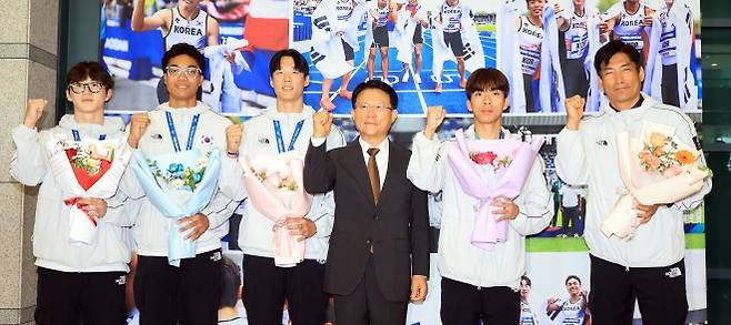육상 남자 계주 400m 대표팀, 하계U대회서 금메달 - 2025 라인-루르 하계 세계대학경기대회 육상 남자 계주 400ｍ에서 금메달을 획득한 서민준(왼쪽부터), 나마디 조엘진, 이재성, 육현표 대한육상연맹 회장, 김정윤, 이정호 한국체대 교수가 29일 오전 인천국제공항 제1여객터미널을 통해 귀국 후 메달을 들고 기념 촬영하고 있다. 2025.7.29 뉴스1