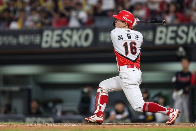 KIA 타이거즈 최원준이 23일 광주 기아챔피언스필드에서 열린 2025 KBO리그 정규시즌 LG 트윈스와의 홈 경기에서 타격하고 있다. KIA 타이거즈 제공