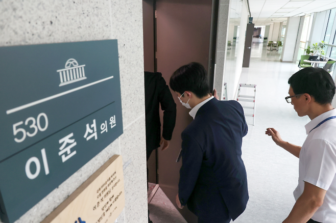 김건희 특검이 이준석 개혁신당 대표 의원실 및 자택에 대한 압수수색에 나선 28일 오전 서울 여의도 국회 의원회관 이준석 의원실로 특검팀이 들어가고 있다. 뉴시스