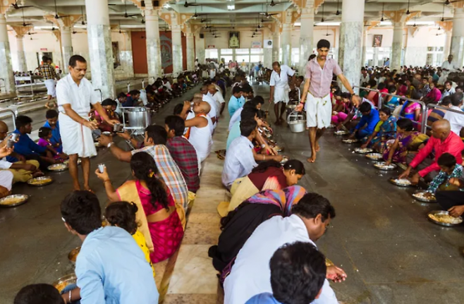 인도 카르나타카주(州)에 있는 유명 힌두교 사원에서 음식을 제공받는 순례자들 자료사진. 게티이미지/멀티비츠