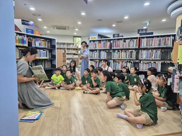 성남시 무지개도서관 ‘동화책 읽어주기’ 독서문화 프로그램. 사진 제공 = 성남시