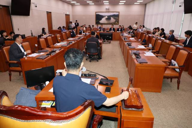 29일 오전 서울 여의도 국회에서 열린 농림축산식품해양수산위원회의 제3차 농림축산식품법안심사소위원회에서 이원택 위원장이 의사봉을 두드리고 있다. 뉴스1