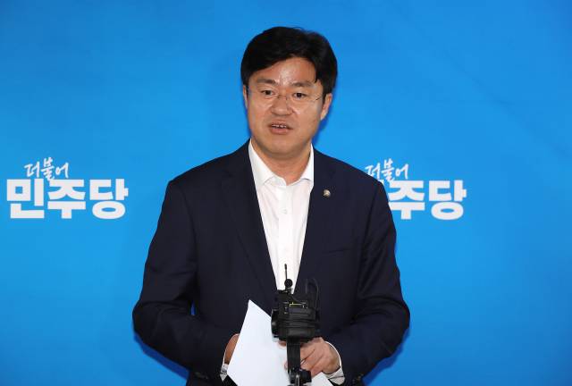 박상혁 더불어민주당 수석대변인이 24일 국회에서 열린 중동발 위기 관련 긴급 안보 점검회의를 마친 뒤 관련 내용을 백브리핑을 통해 설명하고 있다. 연합뉴스