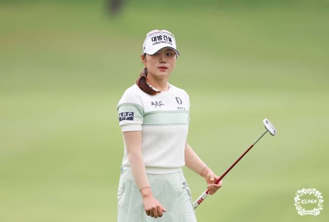 퍼팅을 마치고 이동하고 있는 김민선7. 사진 제공=KLPGA