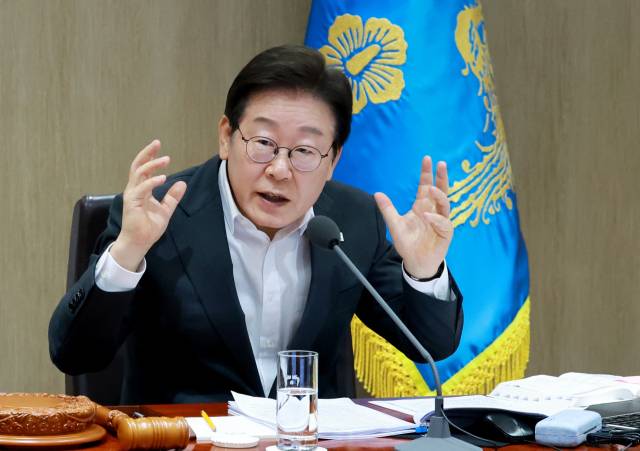 이재명 대통령이 29일 서울 용산 대통령실 청사에서 열린 국무회의에서 중대재해 근절 대책 토론을 하고 있다. 연합뉴스
