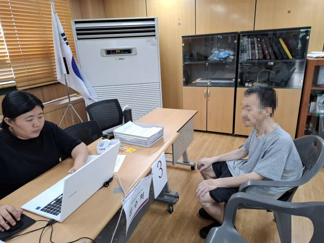 전농1동 주민센터에서 노숙인이 민생회복 소비쿠폰을 신청하고 있다. 사진제공=동대문구
