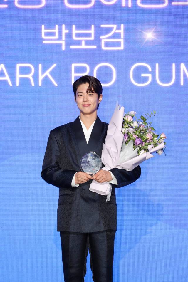 배우 박보검이 29일 서울 강남구 SJ쿤스트할레에서 열린 ‘2025년 한국관광 명예홍보대사’ 위촉식에서 임명장을 받았다. 사진 제공=한국관광공사.