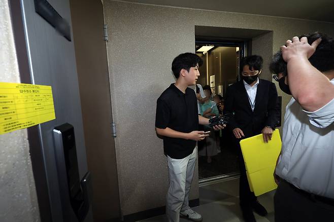 김건희 특검팀 관계자들이 7월28일 서울 노원구 개혁신당 이준석 당 대표 자택을 압수수색하기 위해 도착하고 있다. ⓒ공동취재