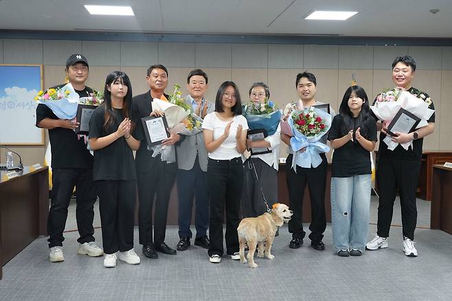 김광수 제주도교육감(왼쪽에서 네 번째)이 시민과 관광객에게 감사패를 수여하고, 함께 포즈를 취하고 있다. ⓒ제주도교육청 제공