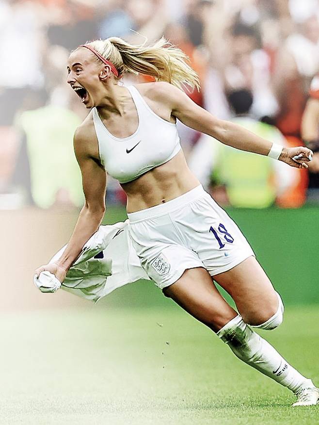 잉글랜드 대표팀의 클로이 켈리가 2022년 유로 결승에서 골을 넣고 셔츠를 벗으며 세리머니하고 있다. 게티이미지코리아